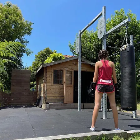 La Wodapalousa, Surf & Crossfit Guesthouse, 800m From Pensjonat