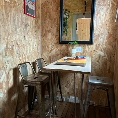 La Wodapalousa, Surf & Crossfit Guesthouse, 800m From Pensjonat